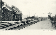 13573 Gezicht op het station en de spoorlijn Utrecht-Arnhem te Maarn uit het oosten, met rechts seinhuis post C. N.B. ...